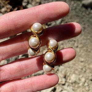 Faux Pearl Trio Drop Post Earrings w. Gold Tone Unsigned Vintage Jewelry